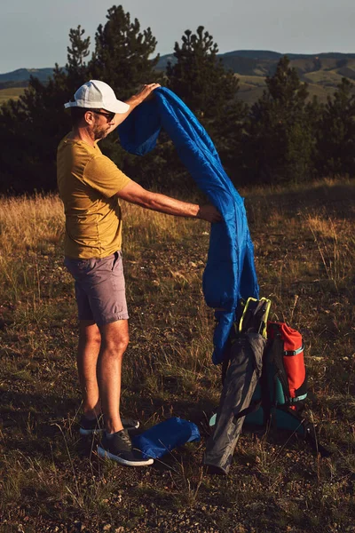 Человек Кемпинг Природе Распаковка Упаковка Палатки Открытом Воздухе Отдых Хобби — стоковое фото