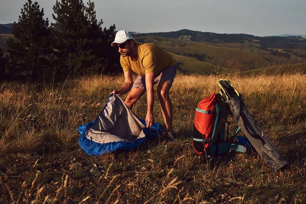 Homem Acampar Natureza Desempacotando Embalando Tenda Pequena Livre Recreação Hobbies — Fotografia de Stock