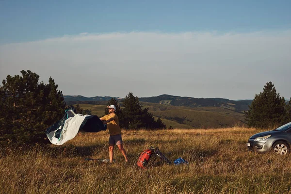 Человек Кемпинг Природе Распаковка Упаковка Палатки Открытом Воздухе Отдых Хобби — стоковое фото
