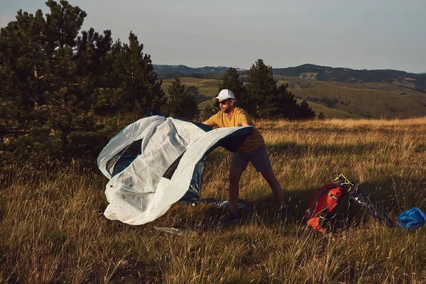 Homem Acampar Natureza Desempacotando Embalando Tenda Pequena Livre Recreação Hobbies — Fotografia de Stock