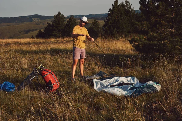 Homem Acampar Natureza Desempacotando Embalando Tenda Pequena Livre Recreação Hobbies — Fotografia de Stock