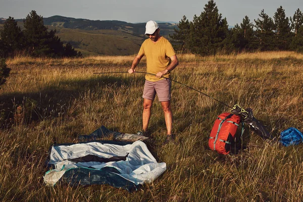 Homem Acampar Natureza Desempacotando Embalando Tenda Pequena Livre Recreação Hobbies — Fotografia de Stock