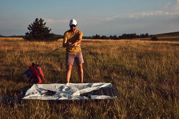 Homem Acampar Natureza Desempacotando Embalando Tenda Pequena Livre Recreação Hobbies — Fotografia de Stock