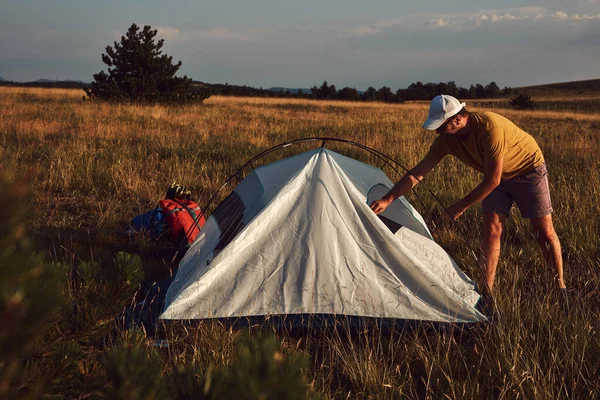 人在大自然中露营 在户外拆开和包装小帐篷 娱乐和业余爱好 — 图库照片