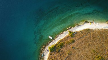 Yaz mevsiminde Adriyatik deniz manzarasının yüksek hava aracı görüntüsü.