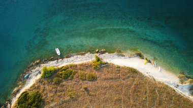 Yaz mevsiminde Adriyatik deniz manzarasının yüksek hava aracı görüntüsü.