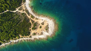 Yaz mevsiminde Adriyatik deniz manzarasının yüksek hava aracı görüntüsü.