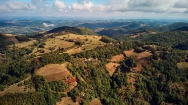 Sonbahar renklerinde kırsal tepe manzarası.