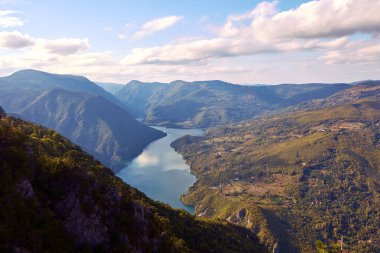 River Drina ve ulusal park Tara dağı manzarası.
