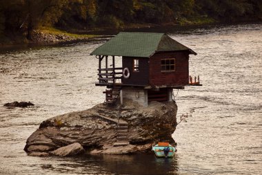 Sırbistan 'ın Drina Nehri' nin ortasındaki bir kayanın üzerindeki küçük ahşap kulübe.