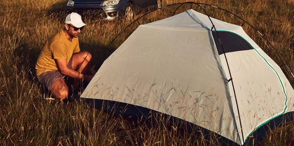 Homem Acampar Natureza Desempacotando Embalando Tenda Pequena Livre Recreação Hobbies — Fotografia de Stock