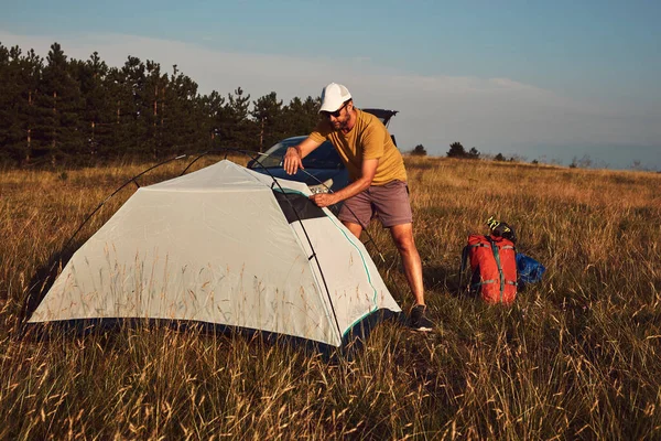 Mann Zeltet Der Natur Auspacken Und Auspacken Kleiner Zelte Freien — Stockfoto