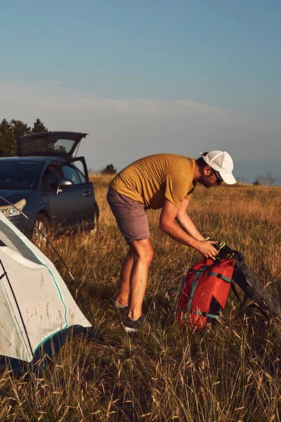 Homem Acampar Natureza Desempacotando Embalando Tenda Pequena Livre Recreação Hobbies — Fotografia de Stock