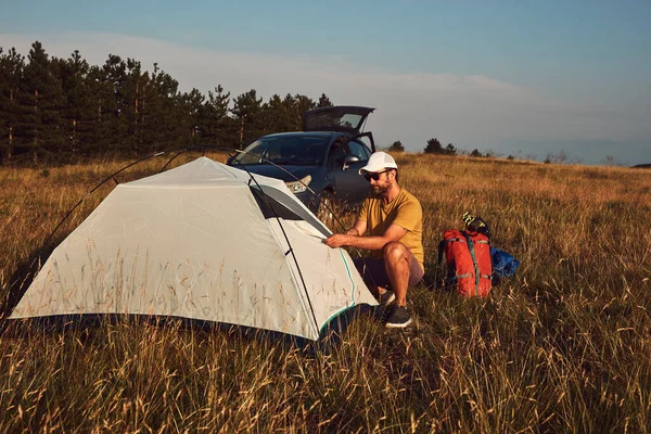 Doğada Kamp Yapan Küçük Çadırları Açan Paketleyen Dinlenme Hobileri Olan — Stok fotoğraf