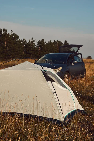 自然の中でのキャンプ 小さなテントの屋外での展開と梱包 レクリエーションと趣味 — ストック写真