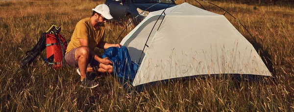 Homem Acampar Natureza Desempacotando Embalando Tenda Pequena Livre Recreação Hobbies — Fotografia de Stock