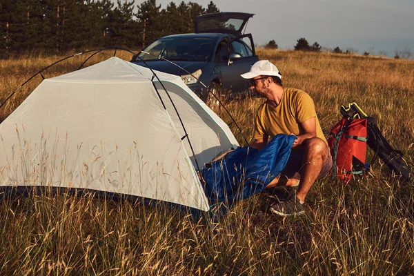 自然の中で男のキャンプ 小さなテントの屋外での展開と梱包 レクリエーションと趣味 — ストック写真