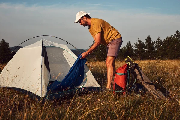 Homem Acampar Natureza Desempacotando Embalando Tenda Pequena Livre Recreação Hobbies — Fotografia de Stock