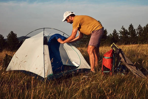 人在大自然中露营 在户外拆开和包装小帐篷 娱乐和业余爱好 — 图库照片