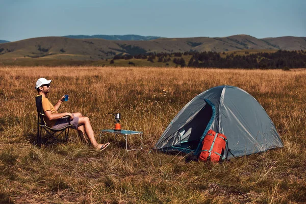 Homem Acampar Natureza Desempacotando Embalando Tenda Pequena Livre Recreação Hobbies — Fotografia de Stock