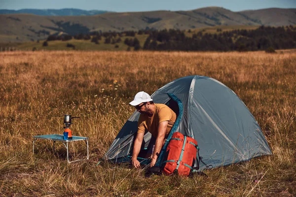 Doğada Kamp Yapan Küçük Çadırları Açan Paketleyen Dinlenme Hobileri Olan — Stok fotoğraf