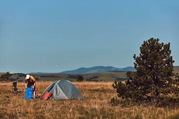 Homem Acampar Natureza Desempacotando Embalando Tenda Pequena Livre Recreação Hobbies — Fotografia de Stock