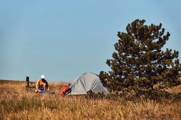 Homem Acampar Natureza Desempacotando Embalando Tenda Pequena Livre Recreação Hobbies — Fotografia de Stock