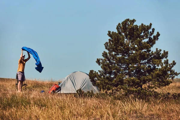 自然の中で男のキャンプ 小さなテントの屋外での展開と梱包 レクリエーションと趣味 — ストック写真