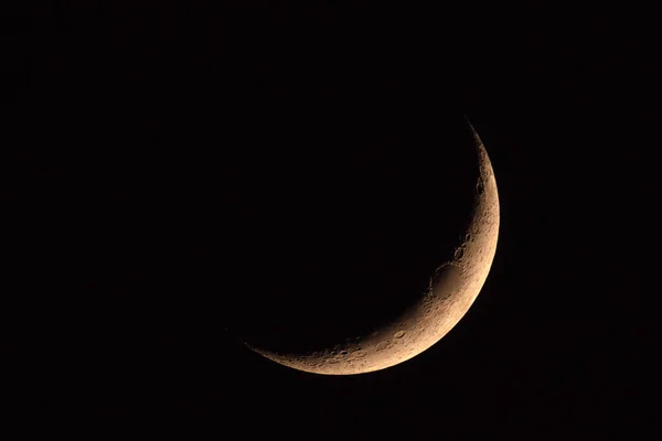 Fiatal Hold Sötét Égen Csillagászati Távcsővel Fényképezve — Stock Fotó