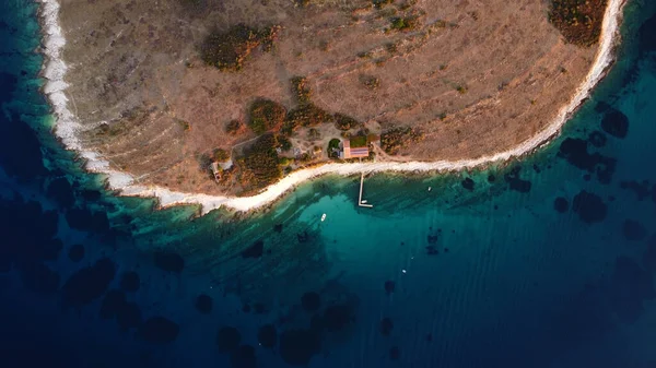 Yaz mevsiminde Adriyatik deniz manzarasının yüksek hava aracı görüntüsü.