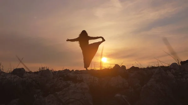 Жінка Практикує Йогу Відкритому Повітрі Під Час Заходу Сонця — стокове фото