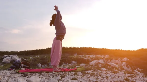 Женщина Практикует Йогу Открытом Воздухе Время Восхода Солнца — стоковое фото