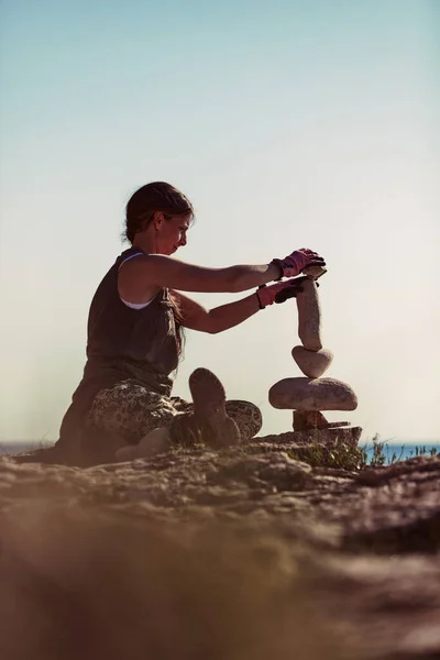Mulher Balanceando Pedras Costa Mar Oceano — Fotografia de Stock