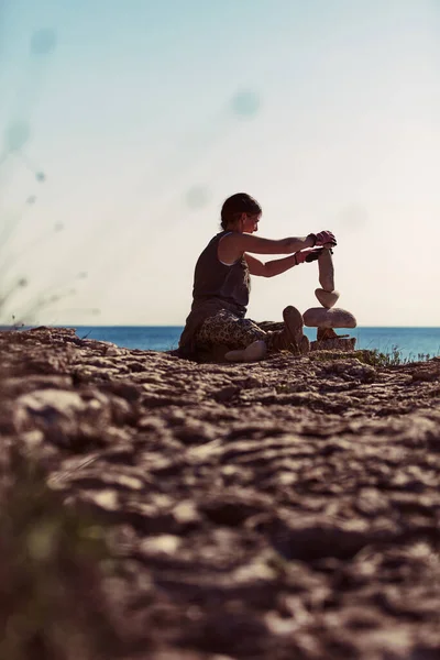 Žena Balancing Stones Ocean Sea Coast — Stock fotografie