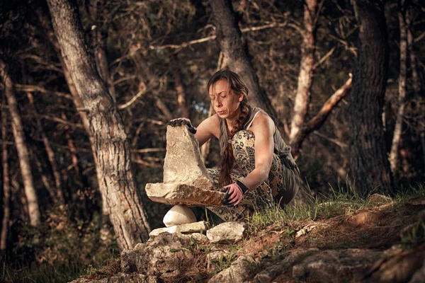 Mulher Balanceando Rochas Pedras Natureza — Fotografia de Stock