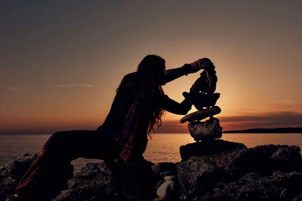 Силуэт Женщины Балансирующей Между Скалами Камнями Берегу Океана Время Восхода — стоковое фото