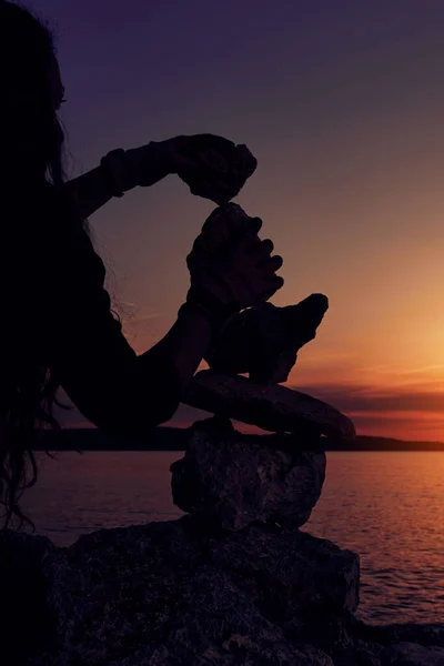 Silhouette Einer Frau Beim Balancieren Von Felsen Und Steinen Der — Stockfoto