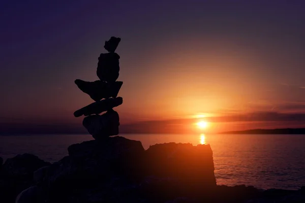 Σιλουέτα Από Ισορροπημένες Πέτρες Zen Στην Παραλία Του Ωκεανού Κατά — Φωτογραφία Αρχείου