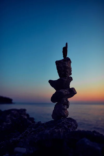 Σιλουέτα Από Ισορροπημένες Πέτρες Zen Στην Παραλία Του Ωκεανού Κατά — Φωτογραφία Αρχείου