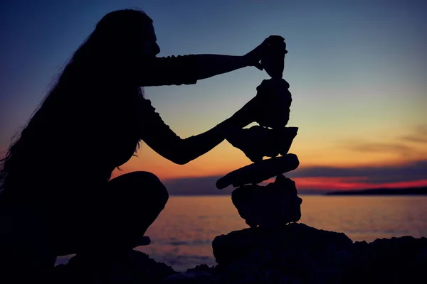 Силуэт Женщины Балансирующей Между Скалами Камнями Берегу Океана Время Восхода — стоковое фото