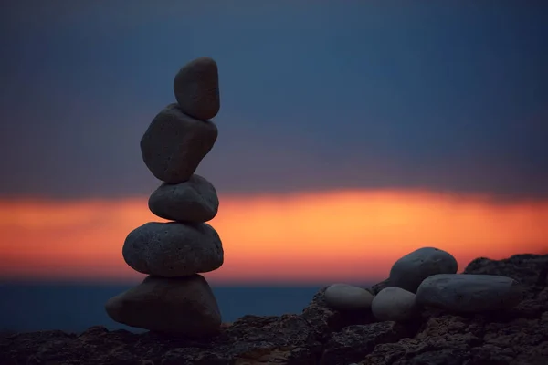 Silhueta Pedras Zen Equilibradas Praia Oceano Pôr Sol Nascer Sol — Fotografia de Stock