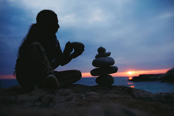 Σιλουέτα Μιας Γυναίκας Που Ισορροπεί Βράχους Και Πέτρες Στην Ακτή — Φωτογραφία Αρχείου