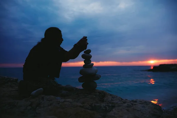 Silhouette Une Femme Équilibrant Rochers Pierres Sur Côte Océanique Coucher — Photo