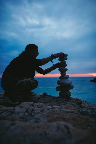 Σιλουέτα Μιας Γυναίκας Που Ισορροπεί Βράχους Και Πέτρες Στην Ακτή — Φωτογραφία Αρχείου