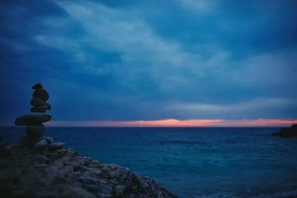 Σιλουέτα Από Ισορροπημένες Πέτρες Zen Στην Παραλία Του Ωκεανού Μυρμήγκι — Φωτογραφία Αρχείου