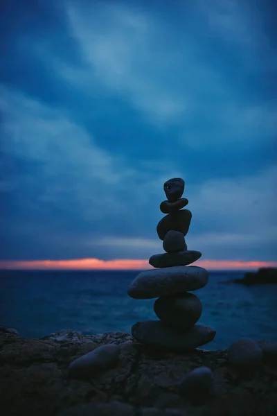 Silhouette Pietre Zen Equilibrate Sulla Spiaggia Dell Oceano Formica Tramonto — Foto Stock