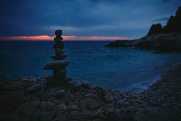 Σιλουέτα Από Ισορροπημένες Πέτρες Zen Στην Παραλία Του Ωκεανού Μυρμήγκι — Φωτογραφία Αρχείου