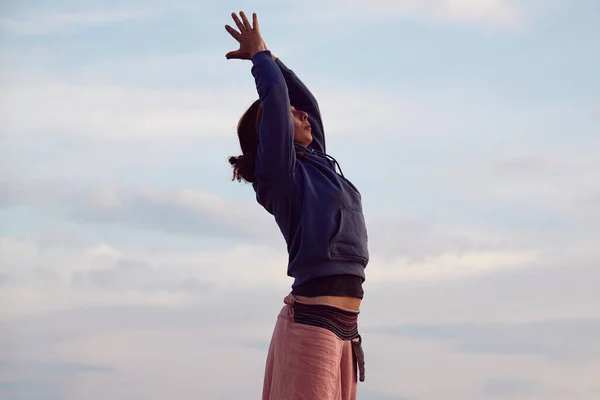 Mujer Practicando Yoga Aire Libre Atardecer Amanecer — Foto de Stock