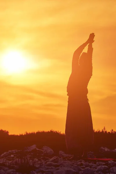 Donna Che Pratica Yoga All Aperto Tramonto Ora Dell Alba — Foto Stock