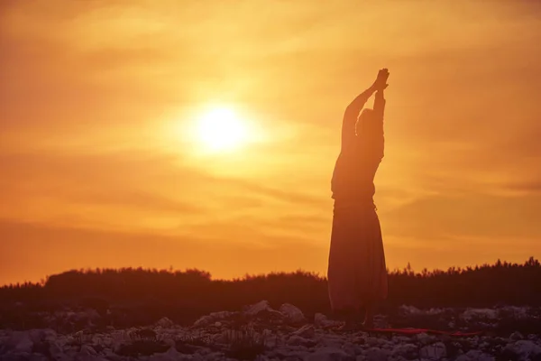 Frau Praktiziert Yoga Freien Bei Sonnenuntergang — Stockfoto